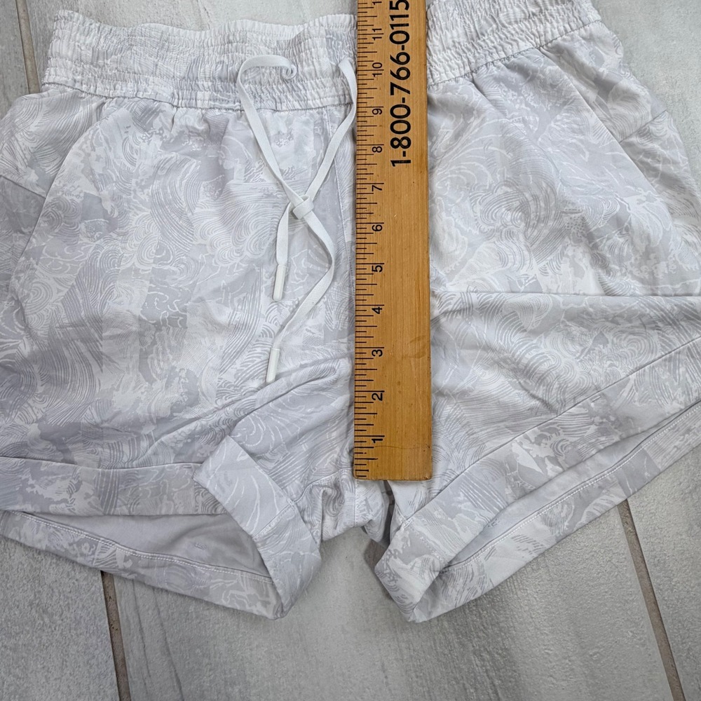 Lululemon Spring Break Away Grey White Wave Print Cuffed Shorts Size 6 - Picture 5 of 8